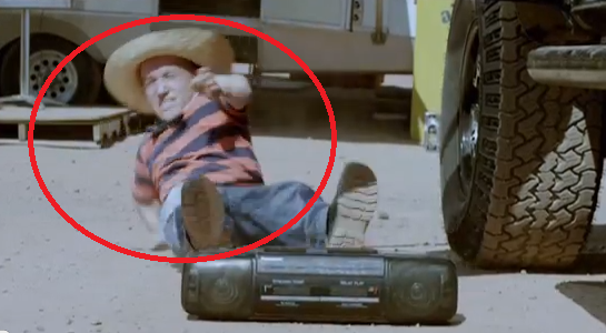В клипа "Кой е той" човекът пада на земята, но Лияна го подминава с вирнат нос