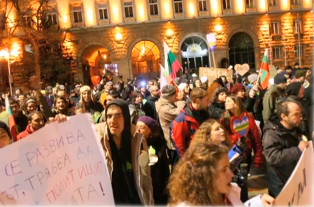 Румънеца и Енчев отразиха по свой начин протестите у нас