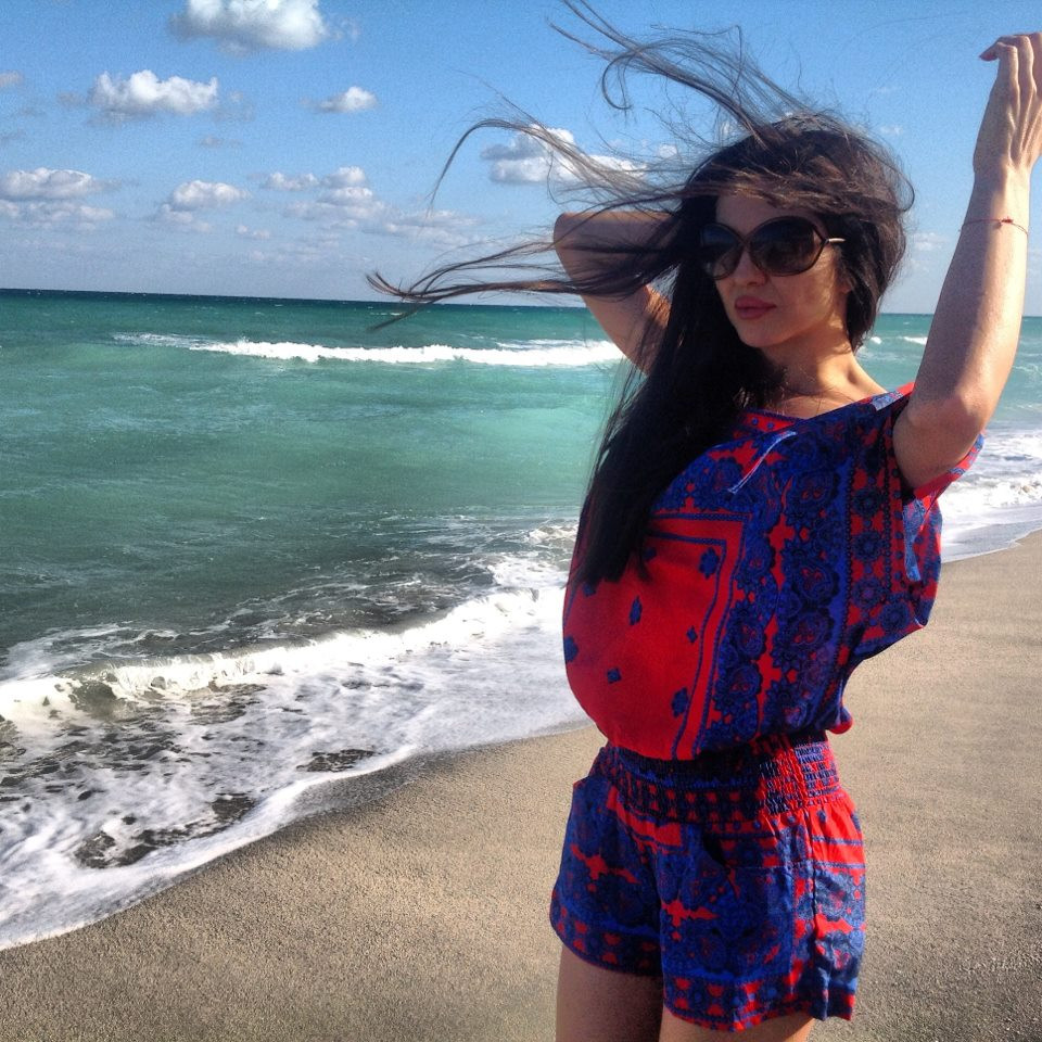 Певицата се кефи на плажа в Куба