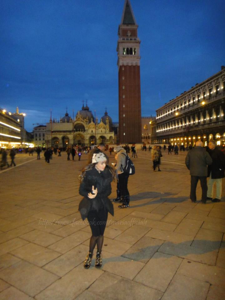 Мария заложи на ефектен стайлинг във Венеция 