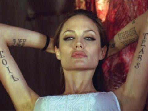 Много вероятно е заради татуировките Джоли да е лепнала хепатит С