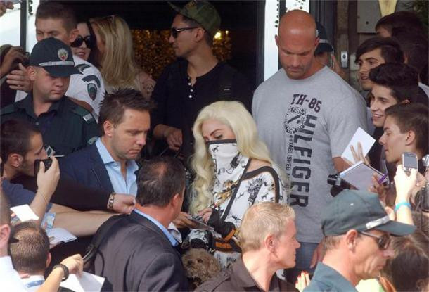 Лейди Гага пристигта вчера следобед в България
