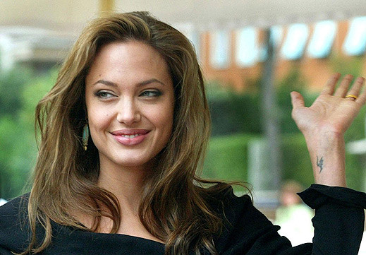 Анджелина Джоли обвинена в кражба