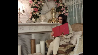 Славея Сиракова с дом от приказките за Коледа (Дъщерята на Илиана Раева се шири в истински палат - Снимки)