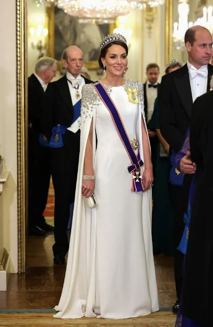 Като героиня от приказките: Кейт Мидълтън сияе на официален прием в Бъкингам (Уелската принцеса заслепи кралицата  –  Снимки)