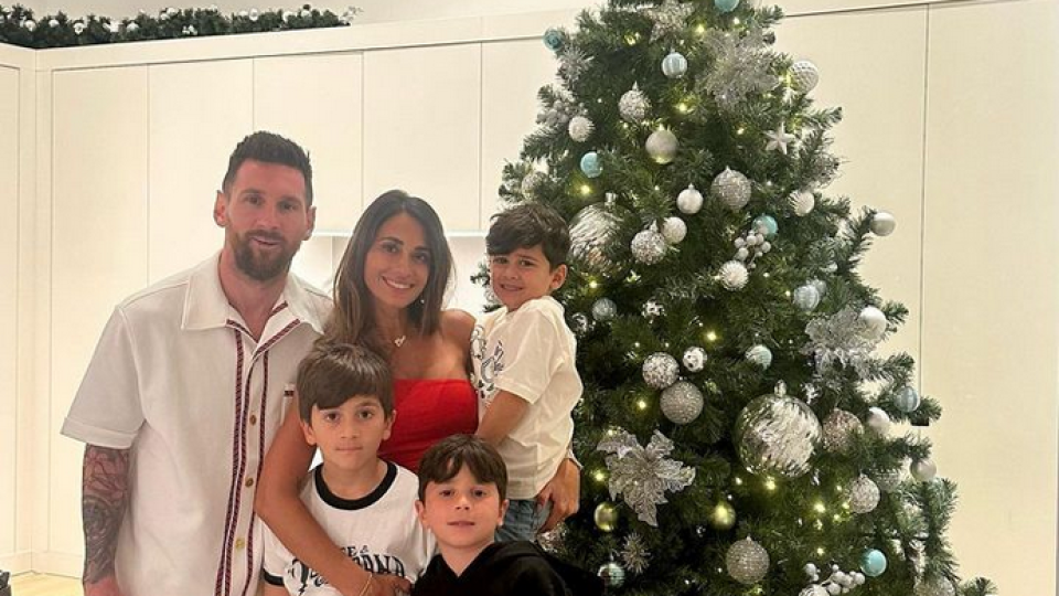 Лео Меси отбеляза първата си шампионска Коледа (Празнува с децата и Антонела край елхата – Снимки)