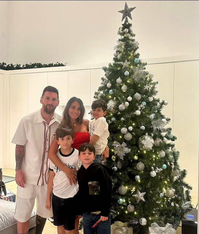 Лео Меси отбеляза първата си шампионска Коледа (Празнува с децата и Антонела край елхата – Снимки)