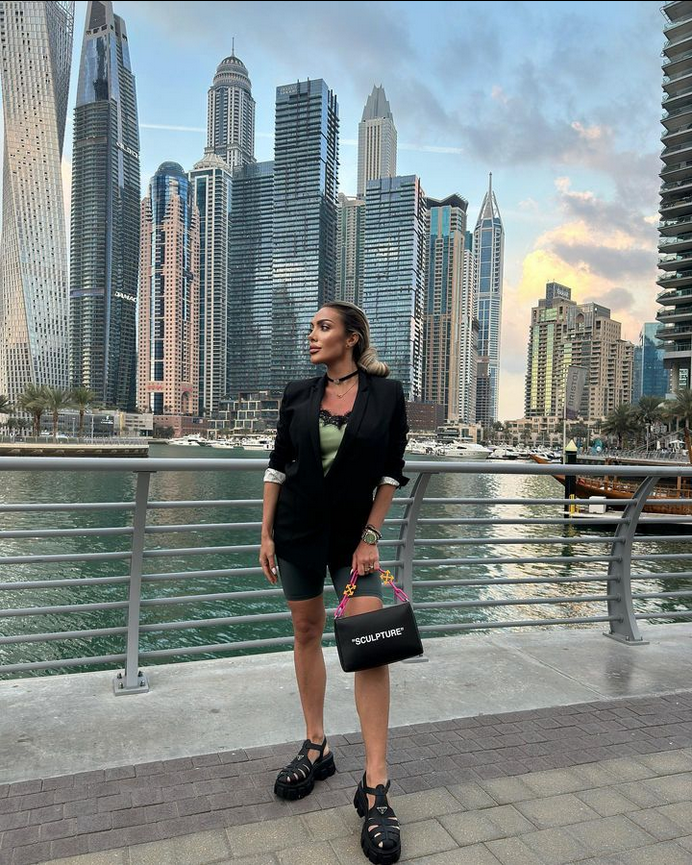 Модна икона ли?! Бременната Златка Райкова “блесна” с галоши в Дубай (Плеймейтката стана за смях – Фото)