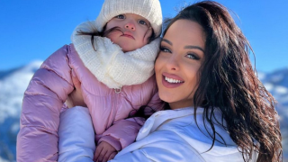 Симона Загорова наконти щерката като кукла и я качи на Боровец (Вижте как се забавляват – Снимки)