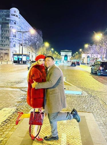 Почерпените Антония и Иво Батинкови се кандилкат насред Париж (Двойката  на среднощна разходка на Св. Валентин – Снимки) - Снимка 4