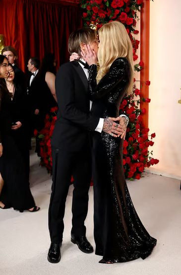 Пияната Никол Кидман втрещи с неадекватно поведение на Оскарите (Актрисата се държи странно  не за първи път – Снимки) - Снимка 2