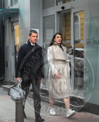 Лена и Миро на разходка из София (Политикът глези бременната си половинка, а коремчето  й започва да личи – Снимки)