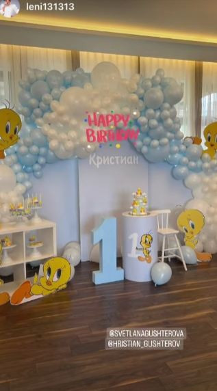 Светлана Гущерова показа най-малкия  си син навръх рождения му ден (Мъникът стана на годинка на тематично детско парти – Снимки)