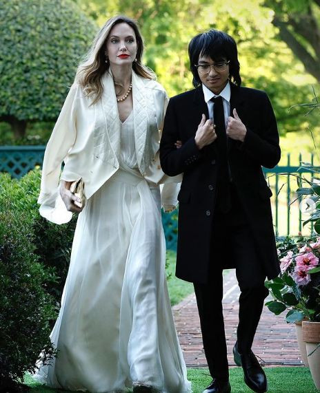 Като привидение: Анджелина Джоли лъсна с бяла рокля и болезнено бледо лице (Актрисата на събитие с Мадокс  – Снимки)