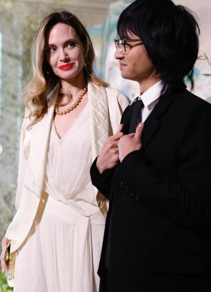 Като привидение: Анджелина Джоли лъсна с бяла рокля и болезнено бледо лице (Актрисата на събитие с Мадокс  – Снимки) - Снимка 3
