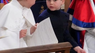 Шарлот – безупречна,  Джордж си показа езика, а Луи се прозява (Вижте  децата на Кейт и Уилям на коронацията на краля – Снимки)