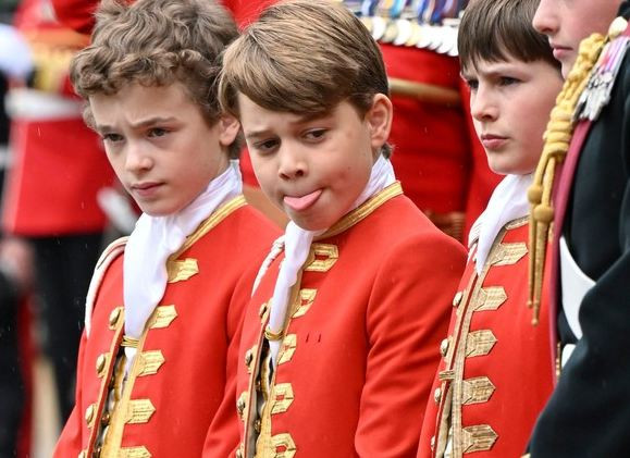 Шарлот – безупречна,  Джордж си показа езика, а Луи се прозява (Вижте  децата на Кейт и Уилям на коронацията на краля – Снимки) - Снимка 5