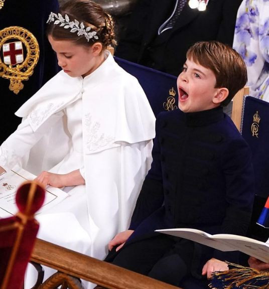 Шарлот – безупречна,  Джордж си показа езика, а Луи се прозява (Вижте  децата на Кейт и Уилям на коронацията на краля – Снимки) - Снимка 4