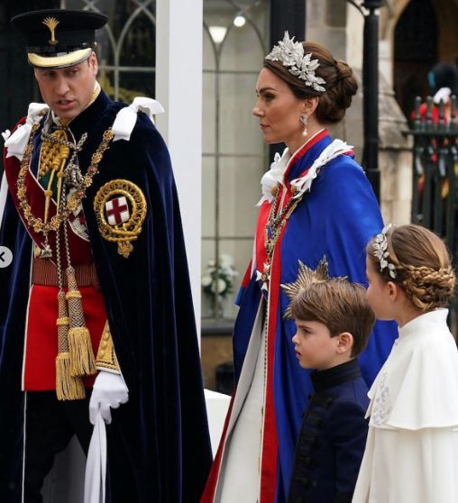 Шарлот – безупречна,  Джордж си показа езика, а Луи се прозява (Вижте  децата на Кейт и Уилям на коронацията на краля – Снимки)