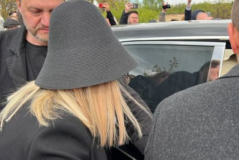Алла Пугачова съсипа лицето си с корекции (Примадоната се върна в Русия за погребението на Юдашкин  – Снимки)