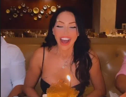 На 49! Мая на Магапаса с баровски рожден ден в Лас Вегас (Певицата посрещна празника в ултраизрязан тоалет – Фото)