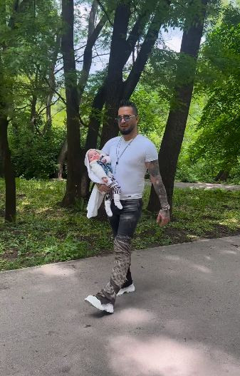 Джино Бианкалана луд по малката си дъщеричка (Сменя памперси,храни бебето и го води на разходка – Снимки)