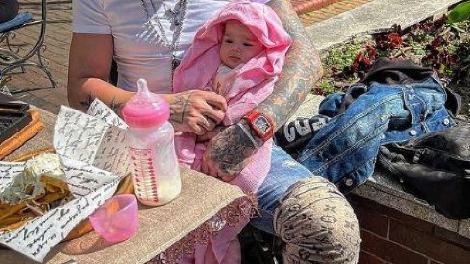 Джино Бианкалана луд по малката си дъщеричка (Сменя памперси,храни бебето и го води на разходка – Снимки)