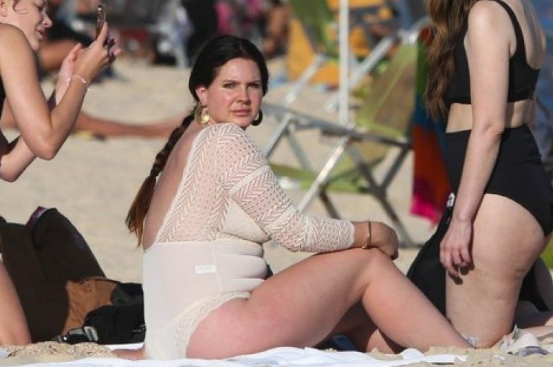 Лана Дел Рей никога не е била по-дебела (Папараците  я сгащиха по бански на плажа – Снимки)