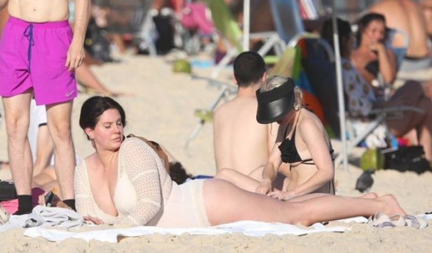 Лана Дел Рей никога не е била по-дебела (Папараците  я сгащиха по бански на плажа – Снимки) - Снимка 2
