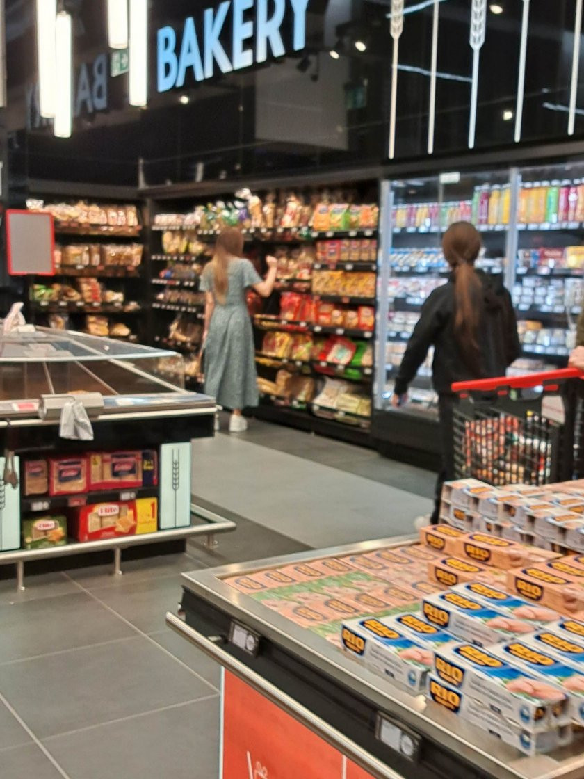 При простосмъртните! Николета Лозанова с ударен шопинг в супермаркета (Плеймейтката граби зрънчо като невидяла – Снимки)