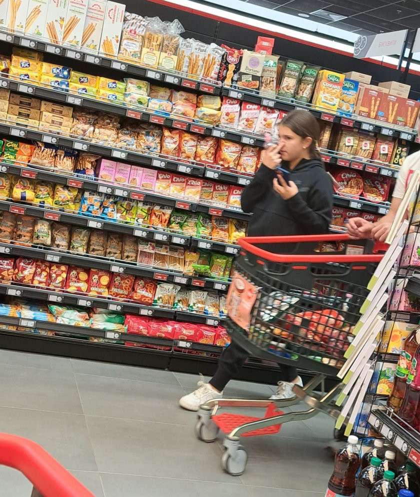 При простосмъртните! Николета Лозанова с ударен шопинг в супермаркета (Плеймейтката граби зрънчо като невидяла – Снимки) - Снимка 3