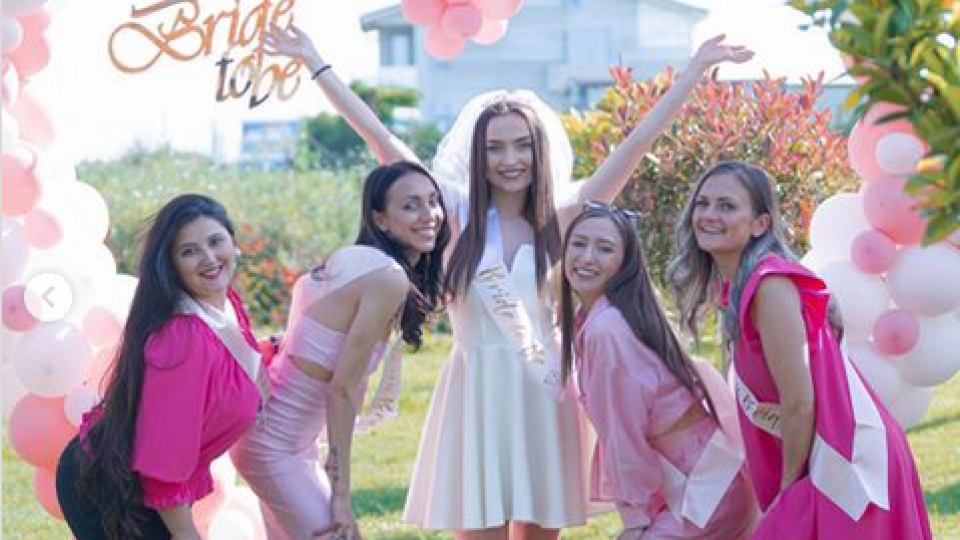 Вики от „Един за друг“ спретна розово моминско парти (Фолкаджийката Десита не отрази празника на сестра си – Снимки)