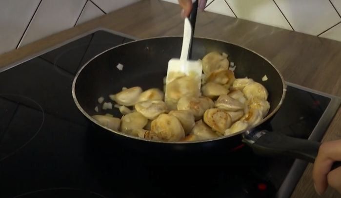 Слабо представяне на Вики Капитонова в Черешката: Готви замразени храни от Берьозка! (Язък, че я тикат навсякъде) - Снимка 2