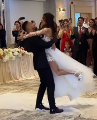 Алекса Ерски и Елица вдигнаха сватба за чудо  приказ (Венчаха се на луксозна церемония – Снимки) - Снимка 3
