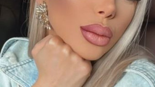 Емануела лъсна по бомби на участие  (Чалгарката пее по сутиен – Снимки)
