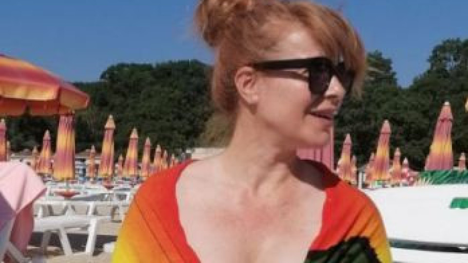 На 50 Мира Добрева лъсна по сочни бомби (Бялата като сирене журналистка изгоря на плажа – Снимки)