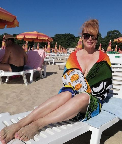 На 50 Мира Добрева лъсна по сочни бомби (Бялата като сирене журналистка изгоря на плажа – Снимки)