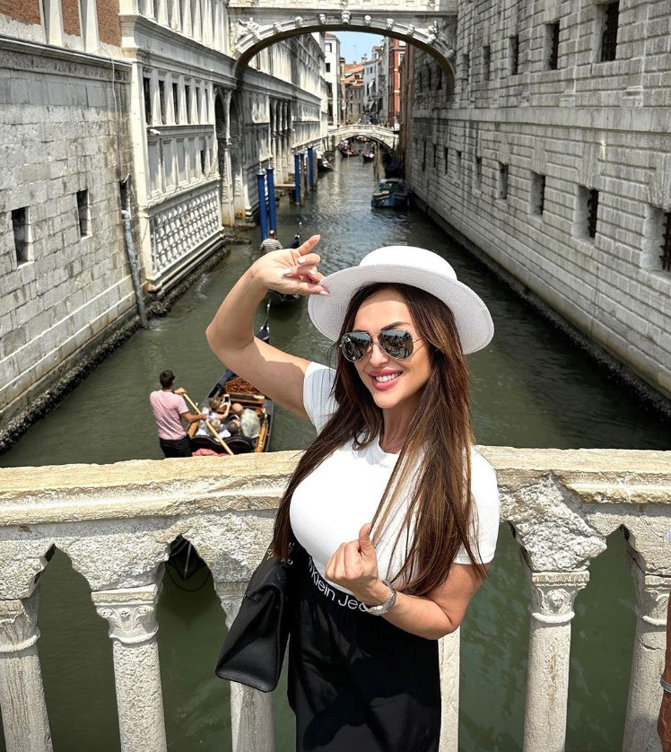 Глория чукна 50 във Венеция с младото си гадже (ГАЛЕРИЯ СНИМКИ) - Снимка 2