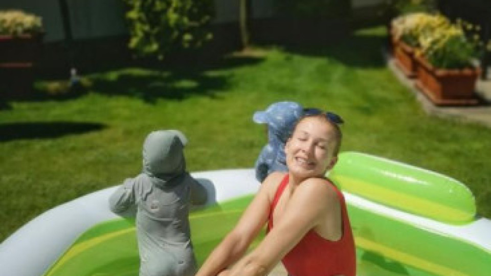 Николета Маданска чукна 39 в надуваем басейн с децата си