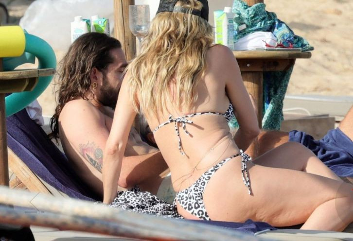Перфектна ли: Хайди Клум лъсна с целулит на плажа (На 50 моделът  интимничи  с мъжа си по бикини – Снимки)