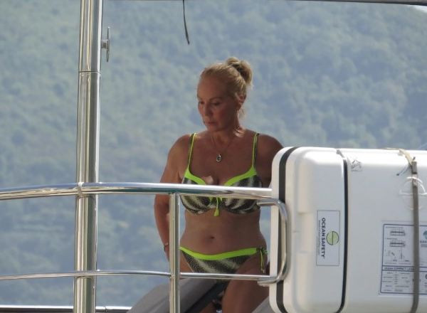Няма остаряване: Щракнаха  Лепа Брена  по бански  на яхтата й за 6 млн (Певицата  изглежда удивително на 62 – Снимки) - Снимка 2