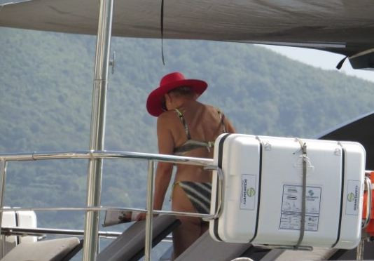 Няма остаряване: Щракнаха  Лепа Брена  по бански  на яхтата й за 6 млн (Певицата  изглежда удивително на 62 – Снимки)