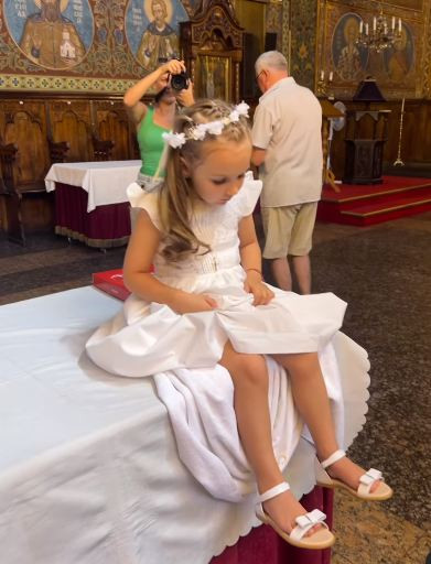 Тризначката Любов се върна в България да кръсти дъщеря си (Сестрите й останаха в Лондон да просят – Снимки)