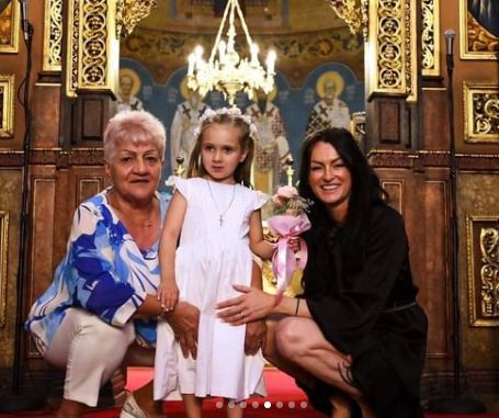 Тризначката Любов се върна в България да кръсти дъщеря си (Сестрите й останаха в Лондон да просят – Снимки) - Снимка 3