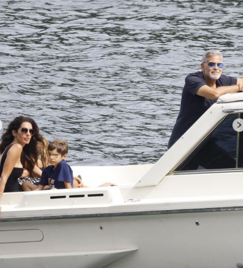 Семейство Клуни заведе близнаците на разходка с лодка (Джордж и Амал почиват с децата  в Италия – Снимки) - Снимка 2