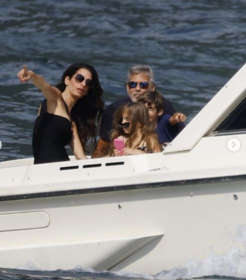 Семейство Клуни заведе близнаците на разходка с лодка (Джордж и Амал почиват с децата  в Италия – Снимки) - Снимка 3