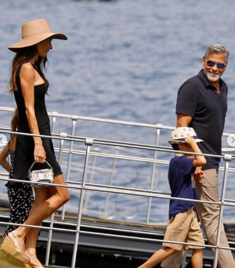 Семейство Клуни заведе близнаците на разходка с лодка (Джордж и Амал почиват с децата  в Италия – Снимки) - Снимка 4