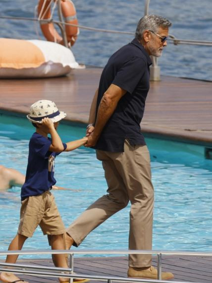 Семейство Клуни заведе близнаците на разходка с лодка (Джордж и Амал почиват с децата  в Италия – Снимки) - Снимка 6