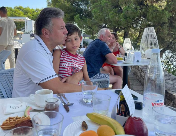 Ники Дойнов на баровска почивка на остров Скиатос в Гърция (Новинарят плаща  по 2500 хилядарки на вечер – Снимки) - Снимка 2