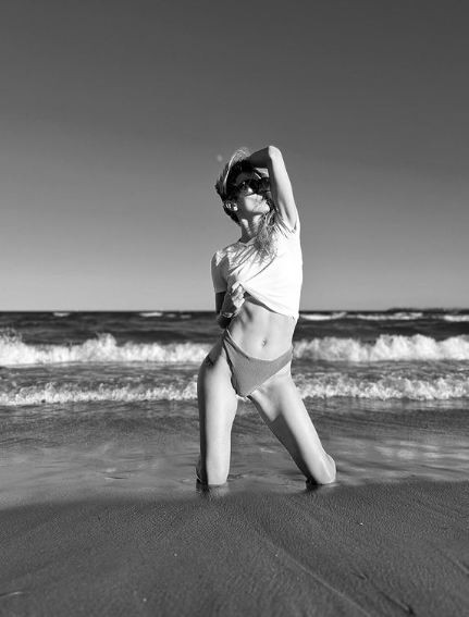 Луиза Григорова втрещи  със слабо тяло на морето (Актрисата прилича на жив скелет – Снимки)